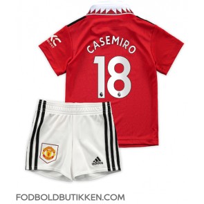 Manchester United Casemiro #18 Hjemmebanetrøje Børn 2022-23 Kortærmet (+ Korte bukser)
